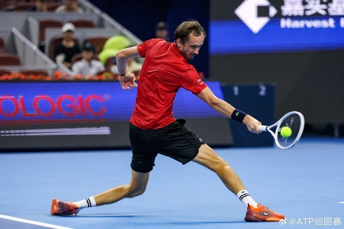 关于西班牙网球队轻取世界网球队,梅德韦杰夫制霸全场的信息 关于西班牙网球队轻取世界网球队,梅德韦杰夫制霸全场的信息