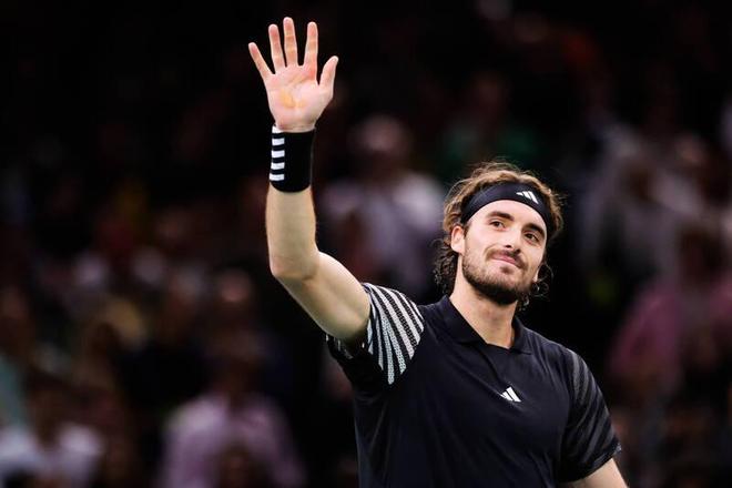 包含英国网球队力克世界网球队，西西帕斯关键制胜的词条