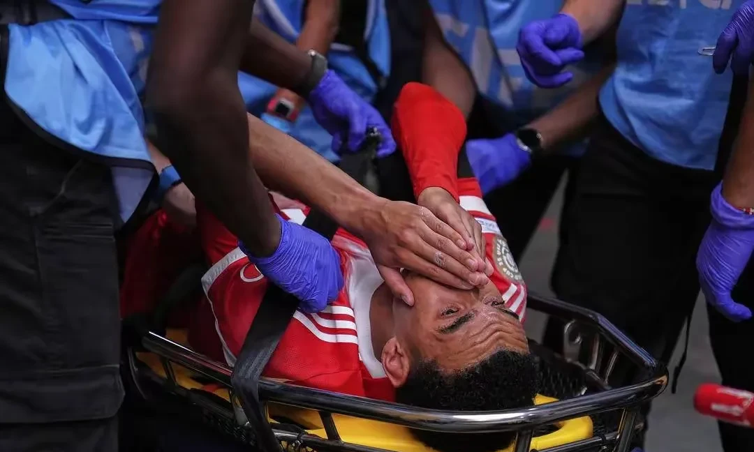 比赛中的惊险一幕引发球迷不断热议的简单介绍 比赛中的惊险一幕引发球迷不断热议的简单介绍