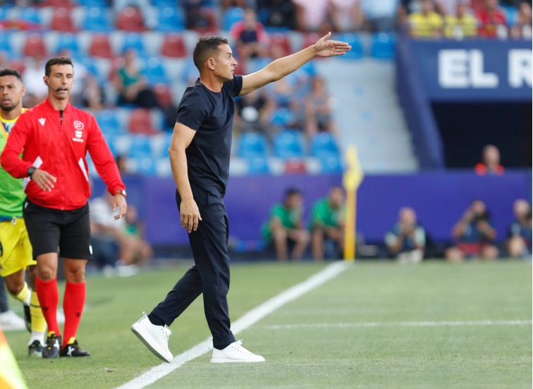 澳洲球队教练组推出新战术，提高球员技术水平的简单介绍