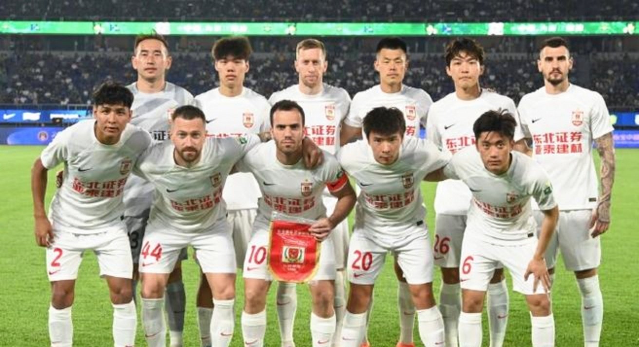 球队之间比分胶着，联赛角逐愈发激烈