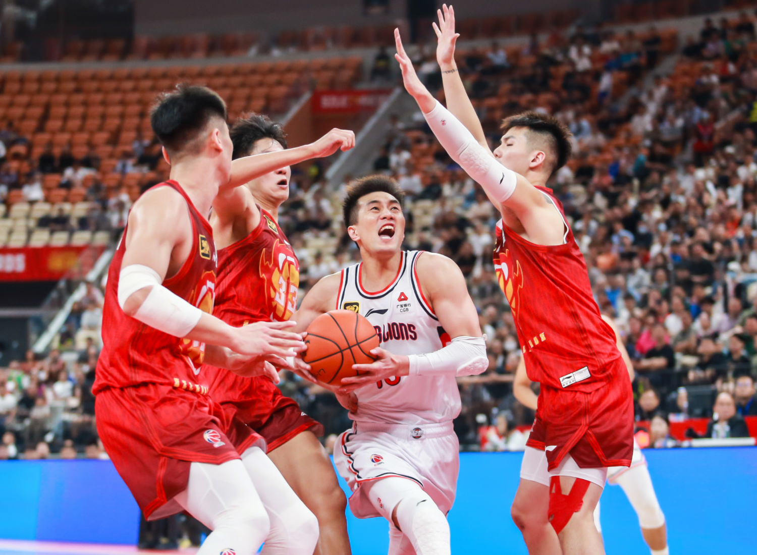 包含广东队员全力以赴，实现主场连胜的词条