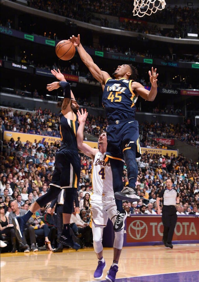 包含爵士主场击败篮网，米切尔砍下35分超强篮板助攻数据的词条