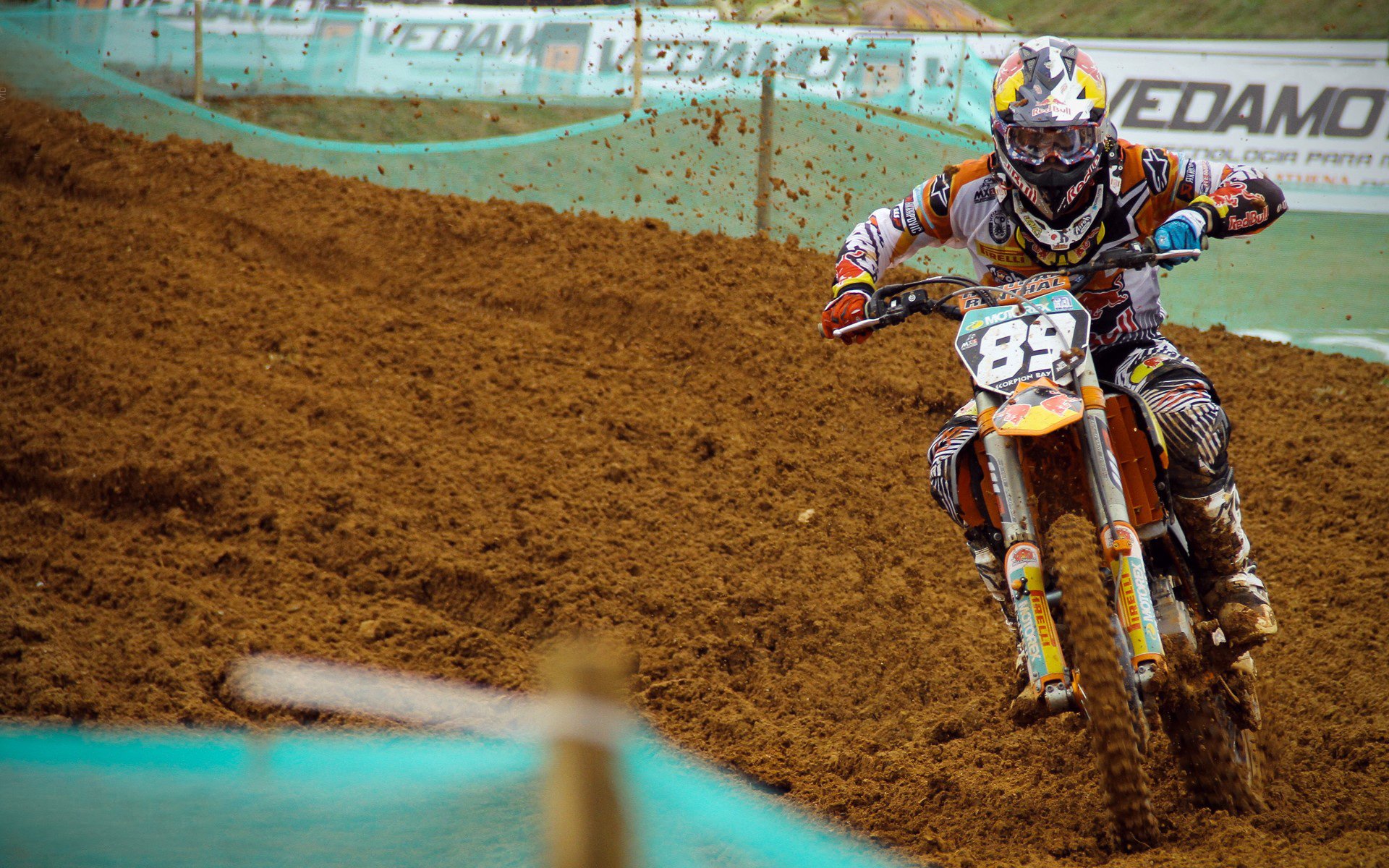 F1街道赛之夜,拉文如何用一场教科书级表现征服城市赛道